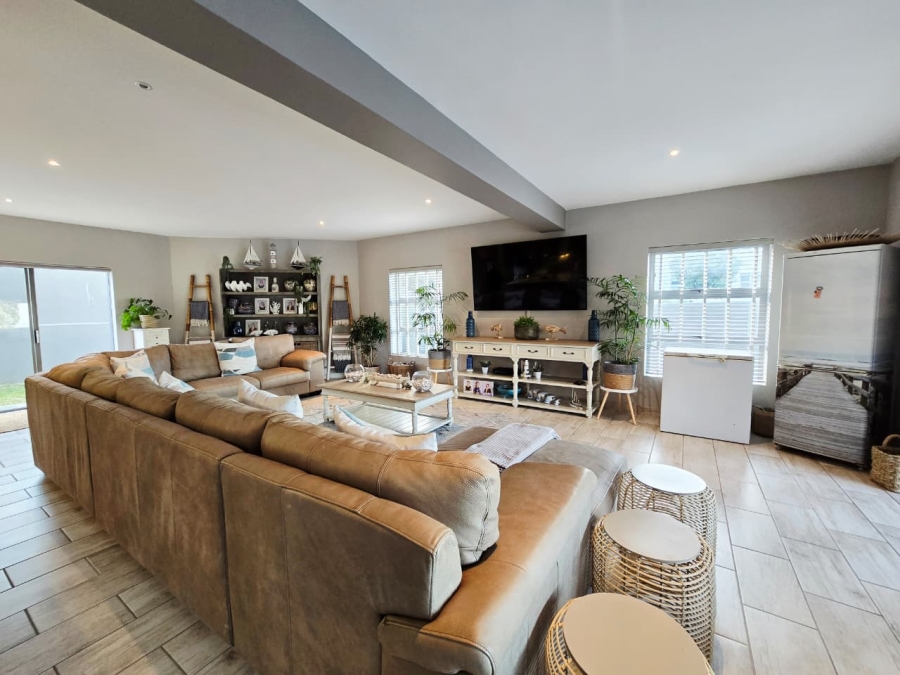 6 Bedroom Property for Sale in Glentana Western Cape